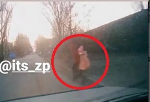 В Запорожье двое детей чудом избежали попадания под колеса: момент попал на ВИДЕО