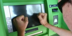 В Украине начнут блокировать счета должников
