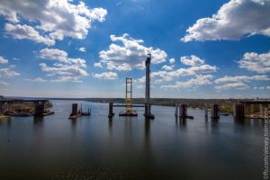 На вантовом мосту в Запорожье мостостроители перешли к новому этапу работ (ФОТО)