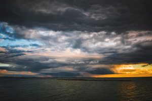 Жительница Бердянска показала впечатляющие снимки неба над морем (ФОТО)