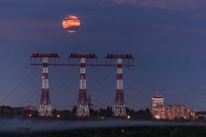 Фотограф показал суперлуние над Запорожьем: завораживающие снимки