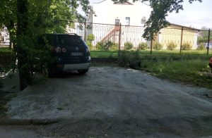 В Запорожье автовладелец сделал стоянку на молодых кустах, насыпав гору щебня (ФОТО), – соцсеть