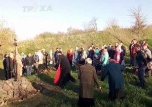 Священник забыл святую воду и “окропил” людей из ведра: видео курьеза на Харьковщине