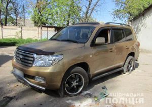 В Запорожской области водитель Land Cruiser едва не задавил копов: его остановили силой (ФОТО)
