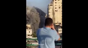 Сверхточная война: палестинские операторы не боясь снимают бомбежку в 100 м от разрывов (ВИДЕО)