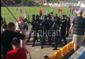 Драки и хаос: ультрас “Металлурга” устроил беспорядки на стадионе (ВИДЕО)