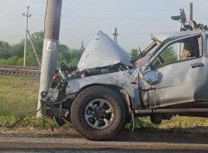 Mitsubishi смяло на ж/д переезде: фото с места ДТП в Запорожской области