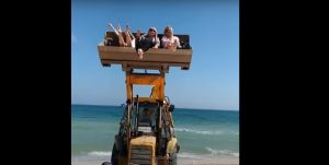 Курьез: в Кирилловке отдыхающих катали в ковше экскаватора