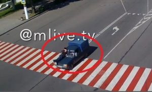 В Запорожской области  легковушка на скорости сбила пешехода на “зебре”: момент ДТП (ФОТО, ВИДЕО)
