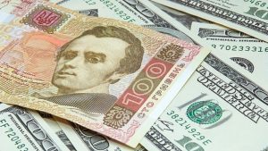 Доллар подешевеет, пока евро “взлетит”: эксперт дал прогноз по курсу валют на май в Украине