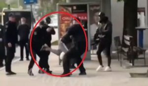 В Запорожье полицейские отпустили мужчину, которого задерживали целой группой (ВИДЕО)