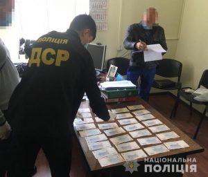 “Кошмарил” бизнес: в Запорожье на горячем задержали областного чиновника (ФОТО)