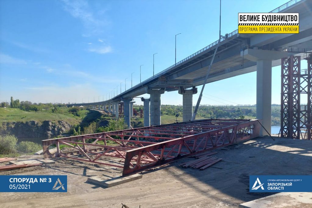 Работал на постройке моста: в Запорожье с высоты 16 метров упал сварщик