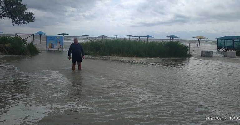 Море поглотило пляж в Бердянске (ФОТО)