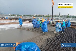 В Запорожье мостостроители укладывали бетон в дождь (ФОТО)