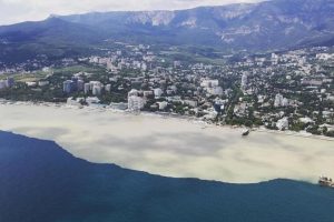 Бухта в Ялте заполнена бытовыми отходами и мусором (ФОТО)