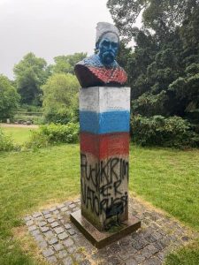 Раскрасили в российский триколор: в Дании осквернили памятник Тарасу Шевченко