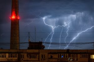 Над спальным районом Запорожья бушевала гроза:  яркие ФОТО