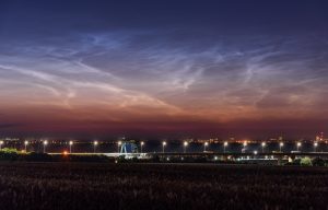 “Впервые вижу подобное”: фотограф показал “серебристые облака” над Запорожьем