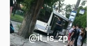 Запорожец бил отъезжающий автобус ногами (ВИДЕО)