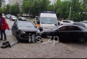 В Запорожье “скорая” протаранила иномарку на проспекте: момент ДТП на ВИДЕО