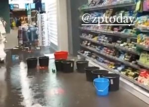 В Запорожье ливень “прошел” и в торговом зале “Эпицентра” (ВИДЕО), – соцсеть