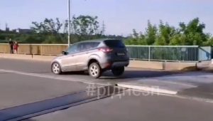 Вниманию водителей: в Запорожье авто массово “взлетают” на незаметном “трамплине” (ВИДЕО)