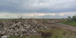 Обиточную Косу завалили мусором (ФОТО)