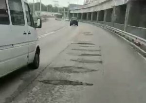 До “скелета”: непогода добивает дорогу на плотине в Запорожье (ВИДЕО)