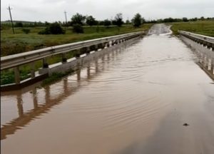 В Запорожской области новый мост превратился в реку: слив сделали бесполезным (ВИДЕО)