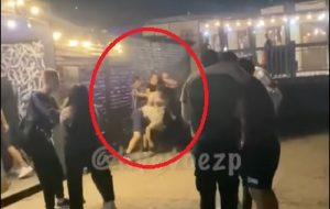В ход шли перцовка и шокер: в Запорожье возле кафе произошла потасовка (ВИДЕО)