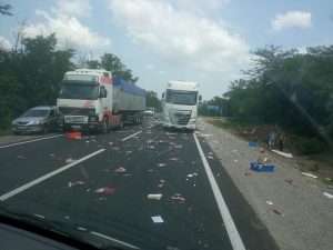 После ДТП участок запорожской трассы был усыпан колбасой (ФОТО)