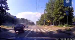 Из-за столкновения двух авто пострадал пешеход: ВИДЕО момента ДТП в Запорожье