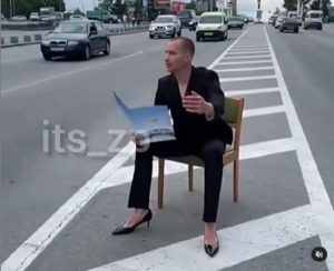 В Запорожье активно обсуждают перформанс, который устроил мужчина в женской одежде (ВИДЕО)