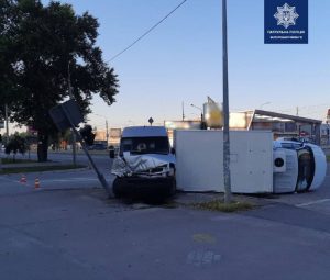 В Запорожье столкнулись два грузовика: один из них перевернулся, создав пробку на Набережной (ФОТО)