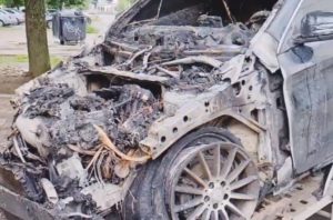 В Запорожье директору службы такси сожгли авто: как это происходило (ВИДЕО)