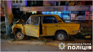 В Запорожье молодой водитель врезался в столб: погибла пассажирка (ФОТО)