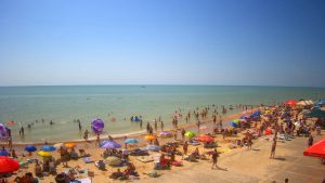 В Кирилловке пляжи переполнены людьми (ФОТО)