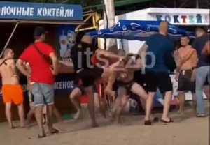 В Бердянске засняли массовую драку между отдыхающими (ВИДЕО)