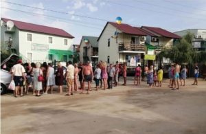 В Кирилловке выстраиваются в длинные очереди за едой (ФОТО)