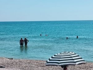 Погода, море, отдыхающие в Кирилловке: свежие фото и видео с пляжа