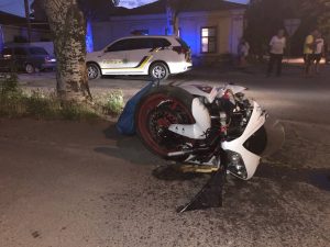 В Бердянске байкер на Yamaha попал в больницу: в него кинули бутылку с пивом (ФОТО, ВИДЕО)
