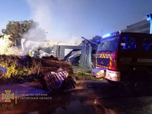 В Запорожье горел дом на 300 “квадратах”: с огнем боролись 22 спасателя (ФОТО)