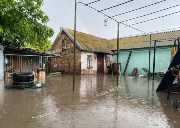 Потоп в Запорожской области: в домах затопило технику, дороги размыло до коммуникаций (ВИДЕО)