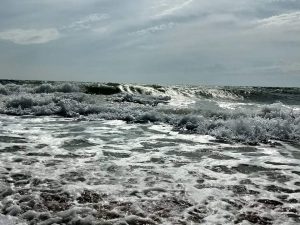В Кирилловке шторм не отпугнул отдыхающих (ФОТО, ВИДЕО)