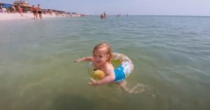 Есть ли медузы и морские блохи на Бирючем острове и в Кирилловке (ВИДЕО)