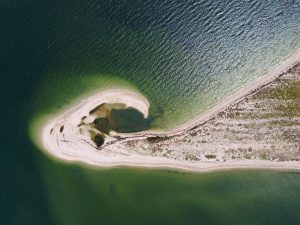 Фотограф показал непопулярное место отдыха на Азовском море с высоты