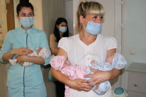 Из запорожского перинатального центра выписали тройню – малышей выхаживали больше месяца