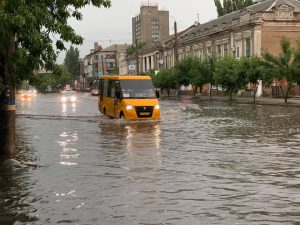 Авто плавали по улицам: на выходных затопило Бердянск (ФОТО)