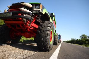 Новую запорожскую трассу протестировали автомобили-монстры (ФОТО)